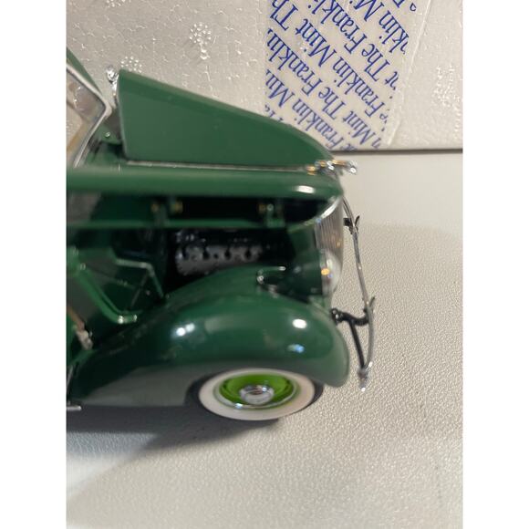 Franklin Mint 1:24 1936 Ford Deluxe Cabriolet Convertible - Picture 8 of 15